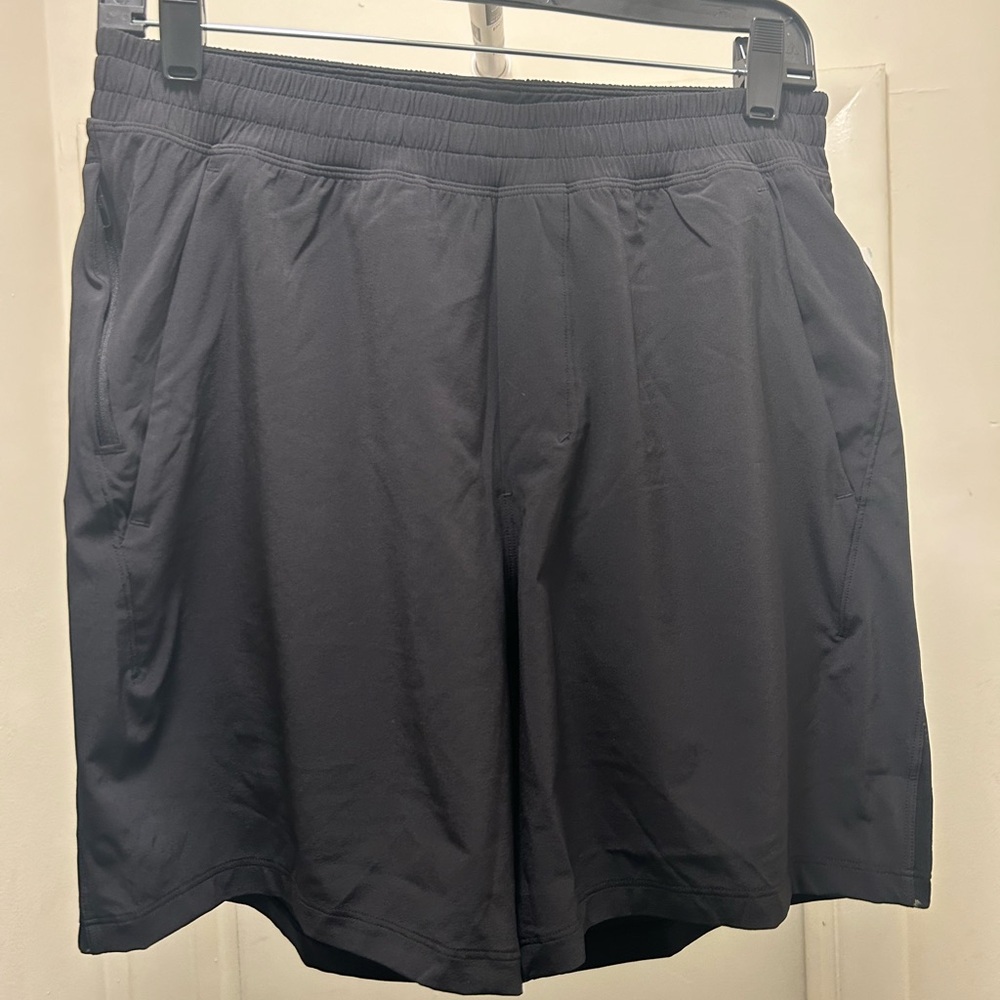 Lululemon men’s size medium pace breaker lined shorts 7”